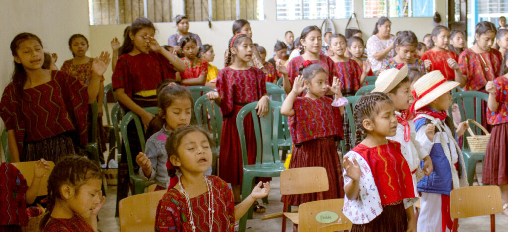 Vida students worshiping at Vida Chijulha school